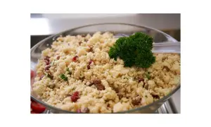 Cous cous con melograno e mandorle, un piatto gustoso e leggero, ideale per chi cerca un'alternativa salutare al **cous cous colesterolo**.