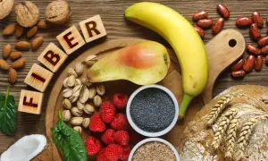 Frutta, noci, semi e pane integrale compongono un quadro ricco di fibre solubili, essenziali per una dieta equilibrata.