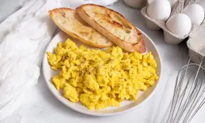 Uova strapazzate soffici con pane tostato, un'idea perfetta su cosa abbinare alle uova strapazzate per una colazione deliziosa.