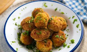 Crocchette dorate e croccanti, perfette per le tue ricette con legumi. Guarnite con prezzemolo fresco.