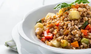 Insalata di farro integrale con verdure colorate, un'idea fresca per le tue ricette estive.