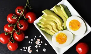Pomodori, avocado e uova sode, un pasto leggero per chi soffre di riso colon irritabile.