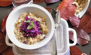 Quinoa con cavolo rosso e anacardi: un'idea per capire cosa mangiare per sgonfiare la pancia.