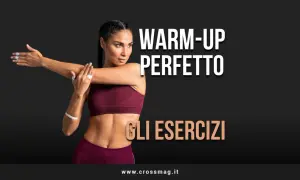 Donna esegue stretching pre allenamento, braccio teso e mano appoggiata sulla spalla opposta.