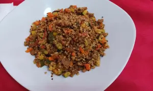 Piatto di cous cous con verdure miste e carne macinata. Attenzione, il cous cous contiene nichel.
