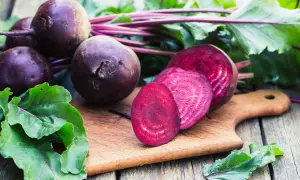 Barbabietola rossa, un alimento salutare per chi soffre di colon irritabile, tagliata su un tagliere di legno.