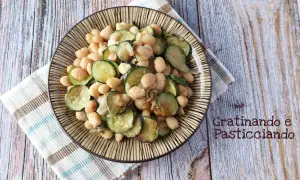Piatto di fagioli e zucchine saltate, un contorno semplice e gustoso.