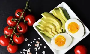 Pomodori, avocado e uova sode, un pasto leggero e nutriente, ideale per chi soffre di colon irritabile.