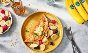 Crepe con banana, lamponi e mirtilli. Un piatto colorato che fa venire l'acquolina in bocca, ma attenzione: uova e banana fa male se non preparate bene!