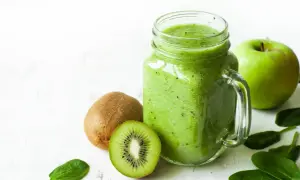 Smoothie verde con kiwi, mela e spinaci, un concentrato di lassativi naturali per il benessere.