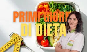 Nutrizionista con un pasto sano e un metro da sarta: inizia la tua dieta semplice per perdere 3 kg.