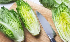 Lattuga romana su tagliere con coltello. Attenzione, lattuga cotta fa male.