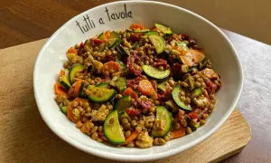 Insalata di lenticchie con zucchine, carote e pomodori secchi, perfetta per le ricette estive.