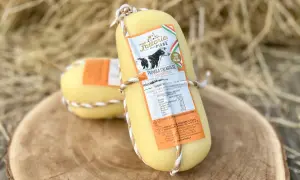 Provola calabrese della Fattoria della Piana, con etichetta che indica "Senza Lattosio". La provola contiene lattosio, ma in quantità minime.