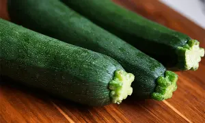 Tre zucchine fresche, verdura con la z, pronte per essere cucinate.