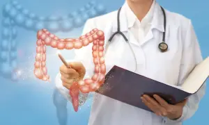 Medico analizza il colon, evidenziando come il latte possa influire sul colon irritabile.