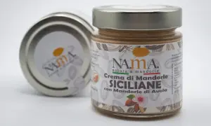 Crema di mandorle siciliane, perfetta per dolci e ricette con crema di mandorle. Un vasetto di Nama, natura & mandorle.