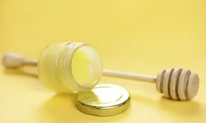 Un vasetto di pappa reale aperto, con un cucchiaio di legno accanto. Attenzione, la pappa reale fa ingrassare!