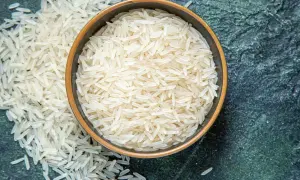 Un recipiente pieno di riso basmati, perfetto per chi è a dieta e cerca un'opzione leggera e gustosa.