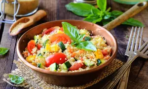 Cous cous integrale con verdure fresche: pomodori, zucchine, peperoni e carote. Un piatto leggero e salutare, ricco di fibre e vitamine.