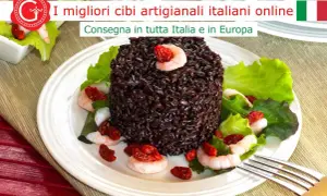 Piatto di riso nero integrale con gamberi e pomodorini, un'idea per una ricetta gustosa e salutare.