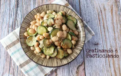 Piatto di fagioli e zucchine saltate, un contorno semplice e gustoso.
