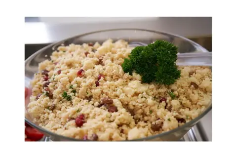 Cous cous con melograno e mandorle, un piatto gustoso e leggero, ideale per chi cerca un'alternativa salutare al **cous cous colesterolo**.