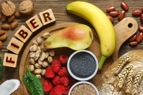 Frutta, noci, semi e pane integrale compongono un quadro ricco di fibre solubili, essenziali per una dieta equilibrata.