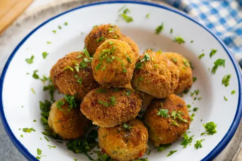 Crocchette dorate e croccanti, perfette per le tue ricette con legumi. Guarnite con prezzemolo fresco.