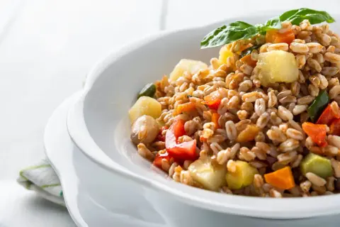 Insalata di farro integrale con verdure colorate, un'idea fresca per le tue ricette estive.