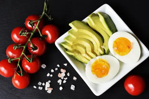Pomodori, avocado e uova sode, un pasto leggero per chi soffre di riso colon irritabile.