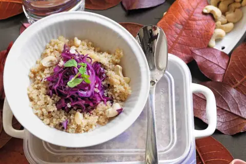 Quinoa con cavolo rosso e anacardi: un'idea per capire cosa mangiare per sgonfiare la pancia.