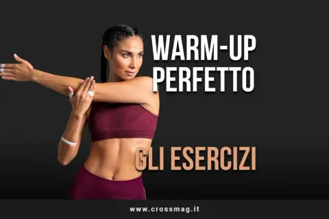 Donna esegue stretching pre allenamento, braccio teso e mano appoggiata sulla spalla opposta.