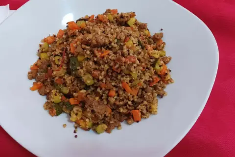 Piatto di cous cous con verdure miste e carne macinata. Attenzione, il cous cous contiene nichel.