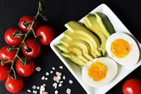 Pomodori, avocado e uova sode, un pasto leggero e nutriente, ideale per chi soffre di colon irritabile.