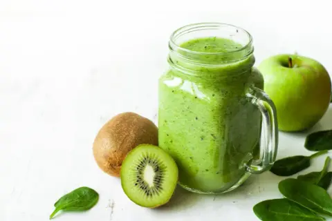Smoothie verde con kiwi, mela e spinaci, un concentrato di lassativi naturali per il benessere.