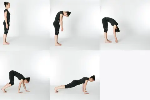 Sequenza di esercizi per il **roll up pilates**: dalla posizione eretta, piegamento in avanti, posizione a quadrupede, plank e ritorno.