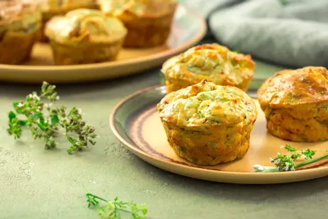Muffin salati con verdure, una delizia per chi cerca legumi senza nichel. Dorati e invitanti, perfetti per uno spuntino sano.