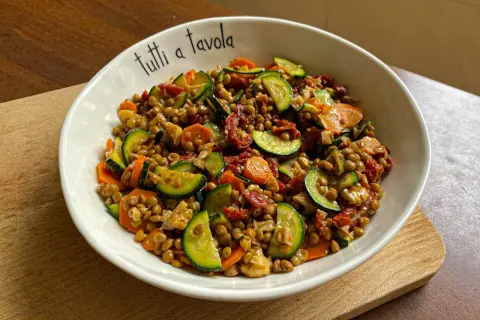 Insalata di lenticchie con zucchine, carote e pomodori secchi, perfetta per le ricette estive.