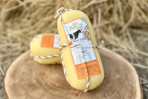 Provola calabrese della Fattoria della Piana, con etichetta che indica "Senza Lattosio". La provola contiene lattosio, ma in quantità minime.