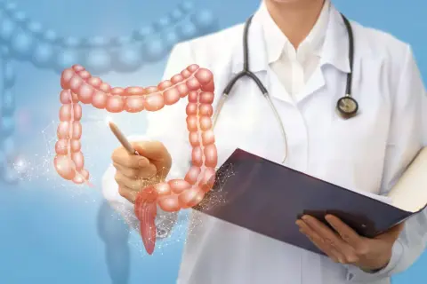 Medico analizza il colon, evidenziando come il latte possa influire sul colon irritabile.