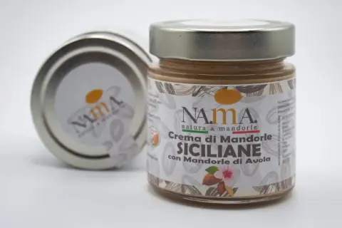 Crema di mandorle siciliane, perfetta per dolci e ricette con crema di mandorle. Un vasetto di Nama, natura & mandorle.