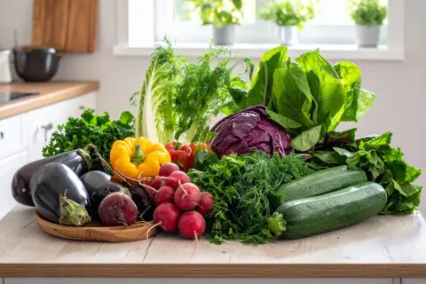Un assortimento colorato di verdure fresche, tra cui melanzane, peperoni, ravanelli, zucchine e verdure a foglia verde, perfette per creare piatti leggeri e gustosi, le verdure che non gonfiano.