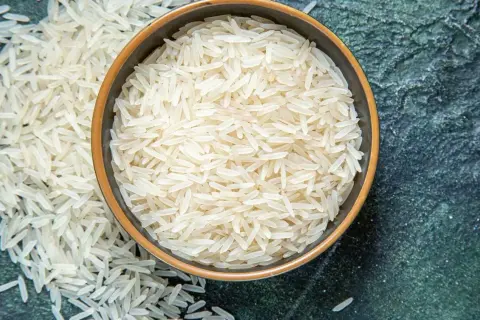 Un recipiente pieno di riso basmati, perfetto per chi è a dieta e cerca un'opzione leggera e gustosa.