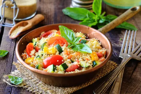 Cous cous integrale con verdure fresche: pomodori, zucchine, peperoni e carote. Un piatto leggero e salutare, ricco di fibre e vitamine.
