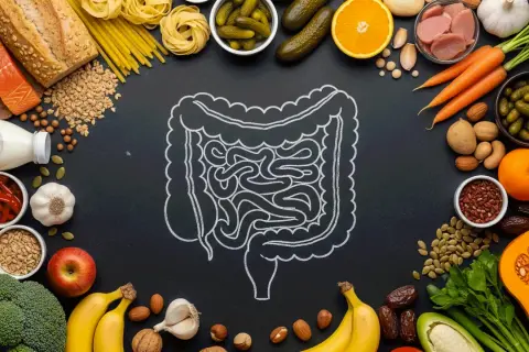 Alimenti sani e un disegno di intestino. Una dieta equilibrata, con attenzione ai crackers, può aiutare il colon irritabile.