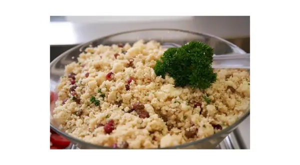 Cous cous con melograno e mandorle, un piatto gustoso e leggero, ideale per chi cerca un'alternativa salutare al **cous cous colesterolo**.