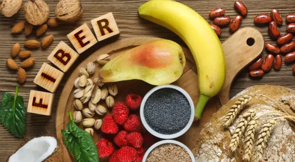 Frutta, noci, semi e pane integrale compongono un quadro ricco di fibre solubili, essenziali per una dieta equilibrata.