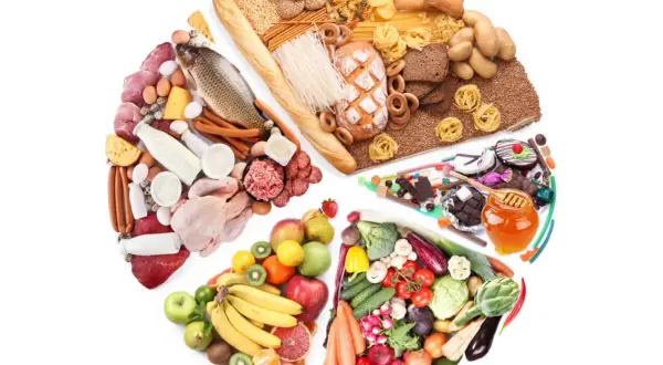Un esempio di dieta settimanale per glicemia alta: proteine, pesce, frutta, verdura, cereali integrali e latticini. Evitare dolci e zuccheri.