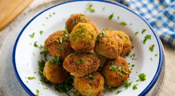 Crocchette dorate e croccanti, perfette per le tue ricette con legumi. Guarnite con prezzemolo fresco.
